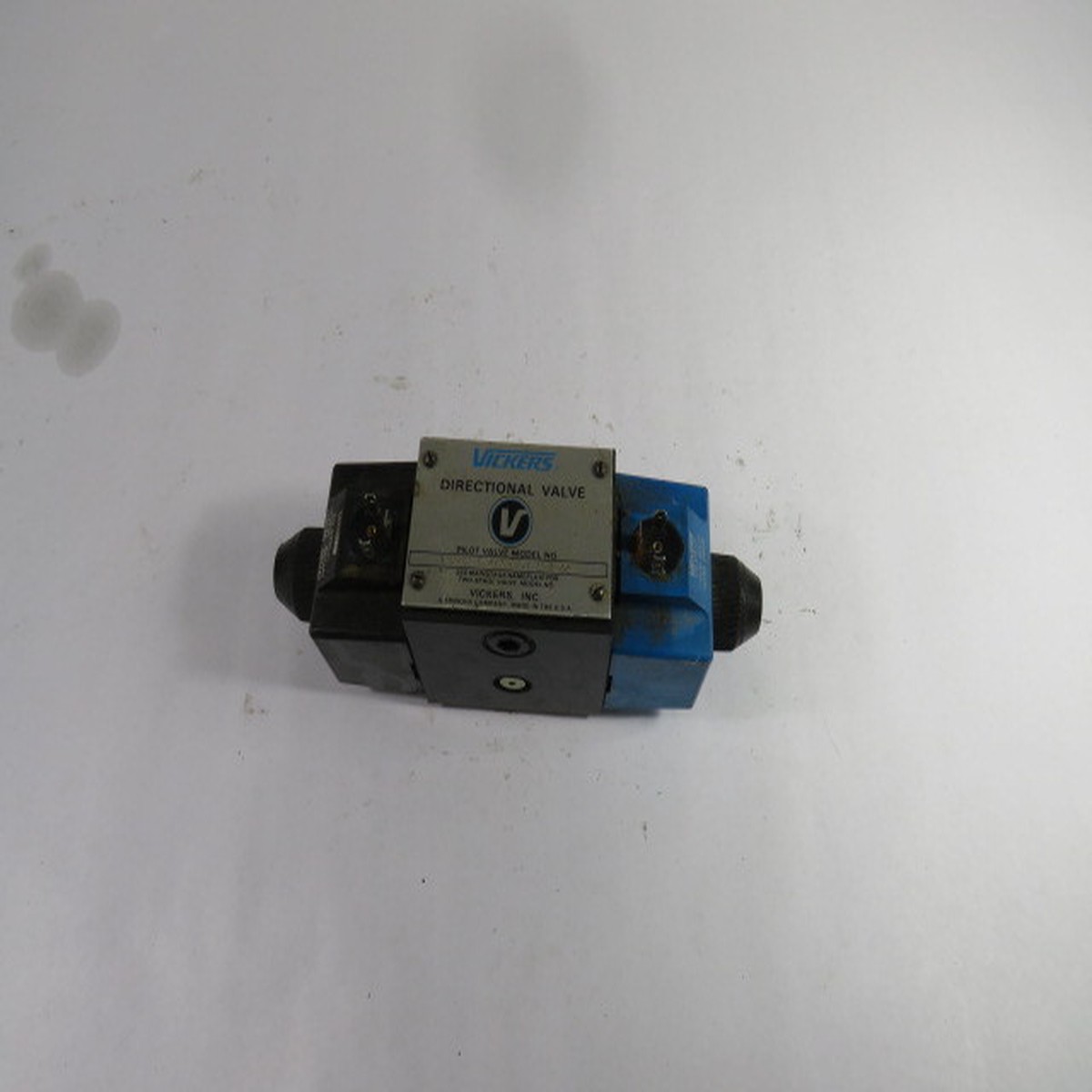 Vickers DG4S4-012C-UB60 Directional Valve 110/120V 50/60Hz USED